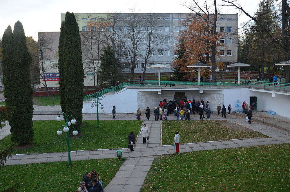 Курортники біля джерела